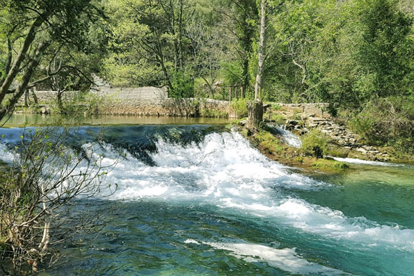 Source-de-la-Bueges-riviere-baignade Source-de-la-Bueges-riviere-baignade