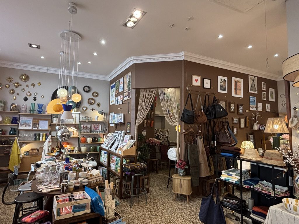 Vitrine et intérieur du Métropolitan Concept Store rue Foch à Montpellier