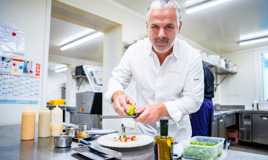 Le chef Charles Fontès en cuisine, en charge du menu des Régalades de Montpeyroux