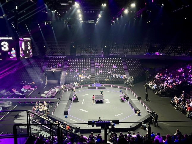 Joueur de tennis de table en pleine action lors d'une compétition internationale WTT