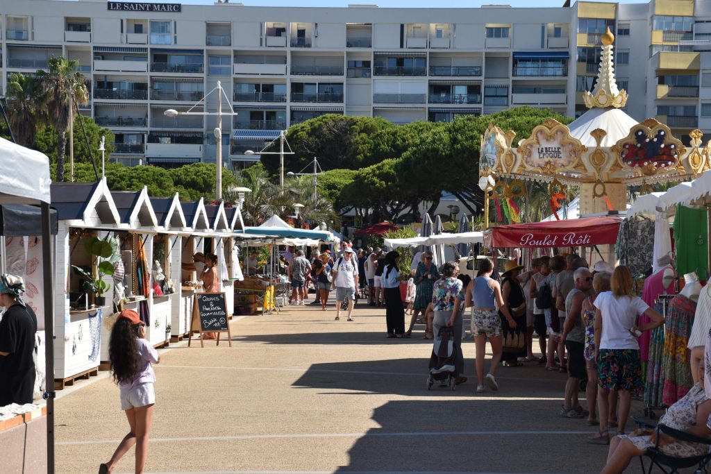 Quais du port de Carnon bordés de bateaux, cadre de la nouvelle brocante dominicale