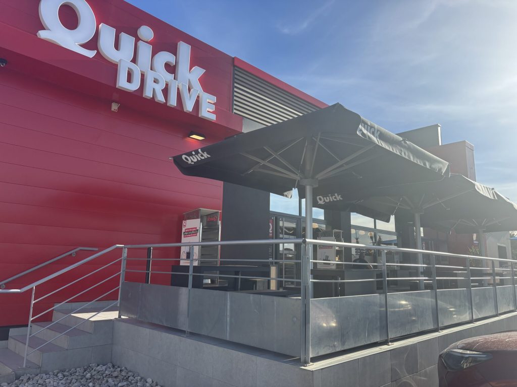 Façade du nouveau restaurant Quick route de Nîmes au Crès