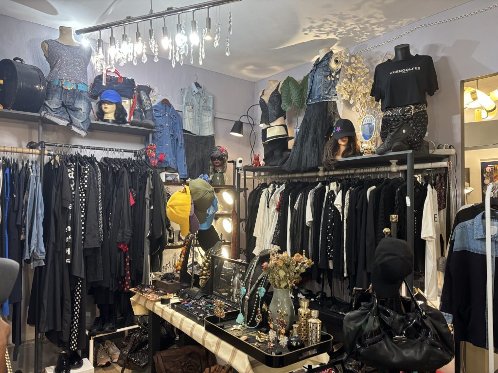 Vêtements et accessoires exposés dans la boutique Le Dressing de Vine au Lab Concept Store