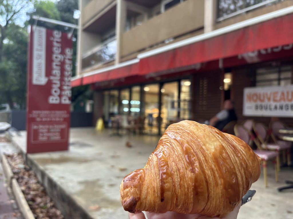 Croissants au beurre dorés et feuilletés disposés sur un plateau de boulangerie