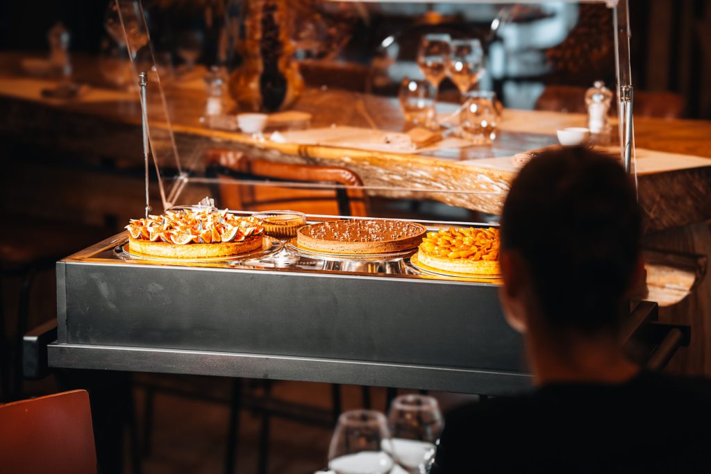 Salle à manger repensée de la brasserie Le Terminal à Montpellier, avec exposition d'œuvres d'art