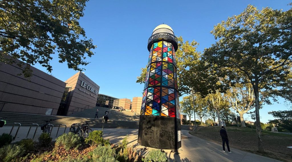 Installation monumentale en forme de phare multicolore sur l'Esplanade Charles-de-Gaulle à Montpellier
