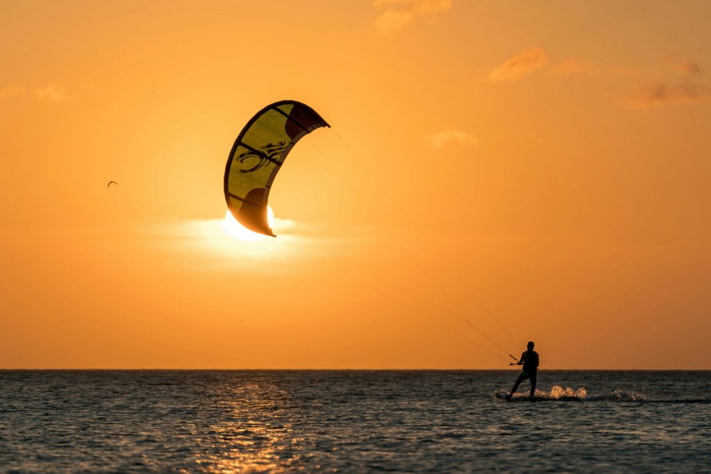 Kitesurfeur évoluant au-dessus de l'eau lors d'un festival de sports de glisse nautique sur le littoral héraultais