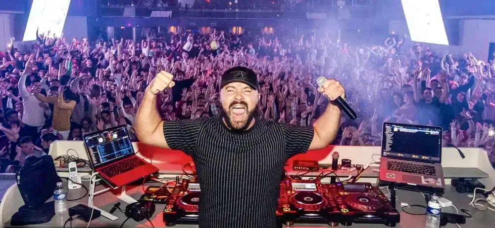 DJ Bens derrière les platines lors d'une soirée étudiante au Zénith Sud de Montpellier