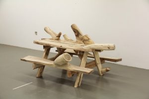 Des meubles en bois inutilisables créés pour se fondre dans le naturel. 31 - MontpelYeah Magazine
