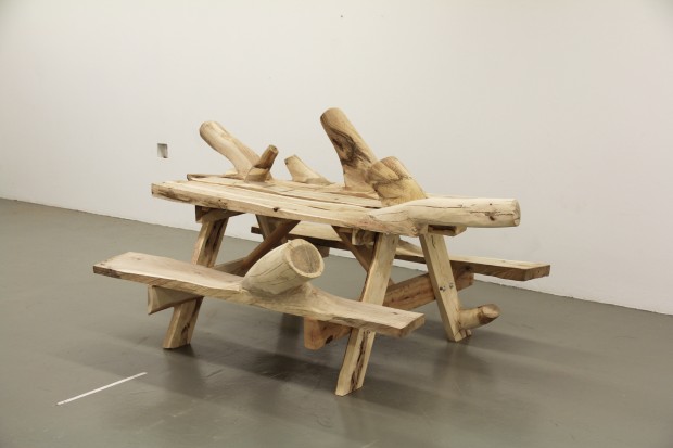 Des meubles en bois inutilisables créés pour se fondre dans le naturel. 21 - MontpelYeah Magazine