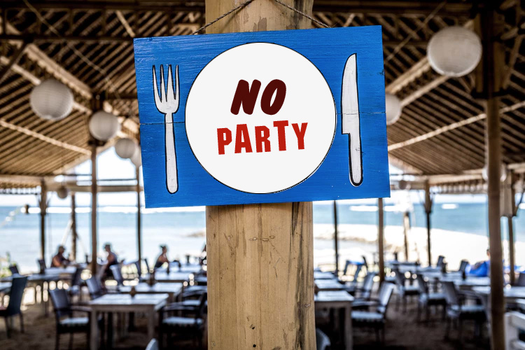 La fête à 80 décibels sur les paillotes de la Grande Motte : à vous de vous faire entendre. 7 - MontpelYeah Magazine