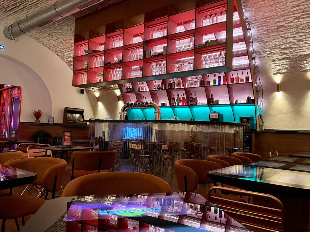 Plongez dans l'univers captivant d'Invader, le nouveau bar rétro gaming à Montpellier ! 28 - MontpelYeah Magazine
