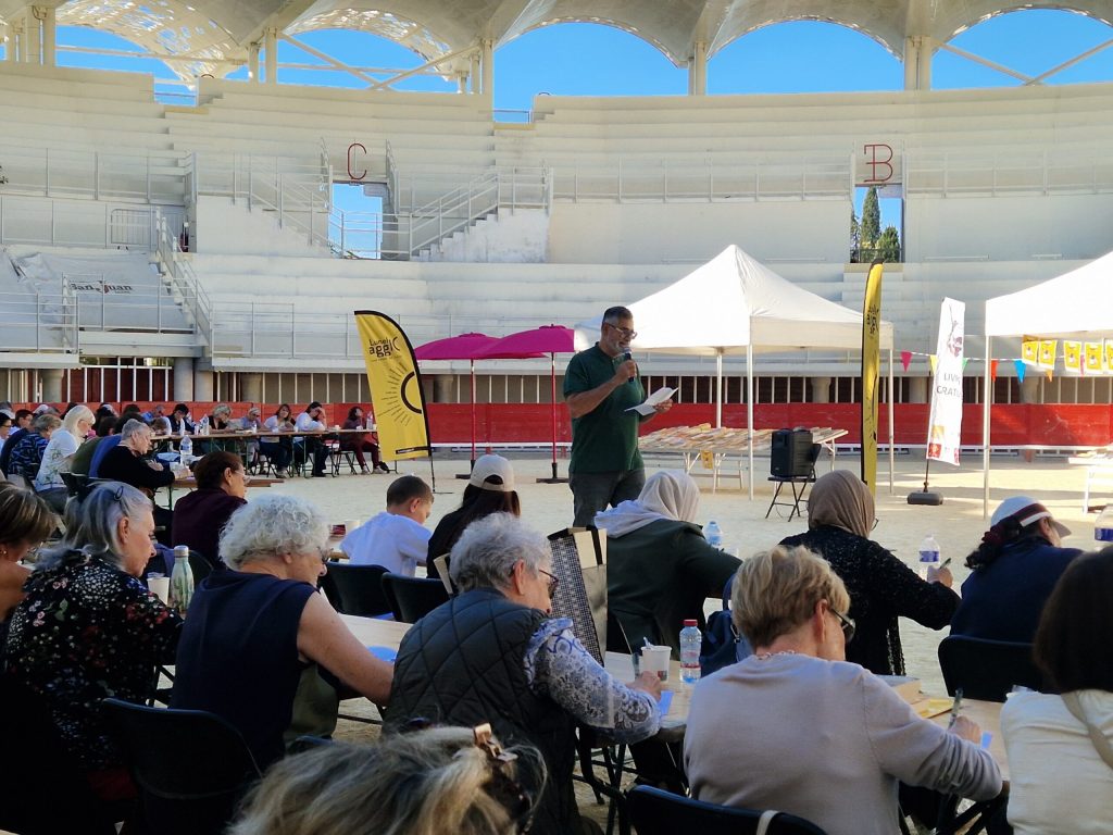 Public rassemblé pour une dictée géante animée par Rachid Santaki dans les arènes de Lunel