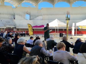 Public rassemblé pour une dictée géante animée par Rachid Santaki dans les arènes de Lunel