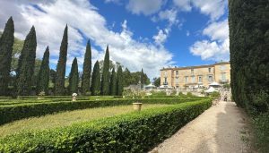 Décor festif inspiré du Día de los Muertos pour le festival Abracadabra au Château de Flaugergues