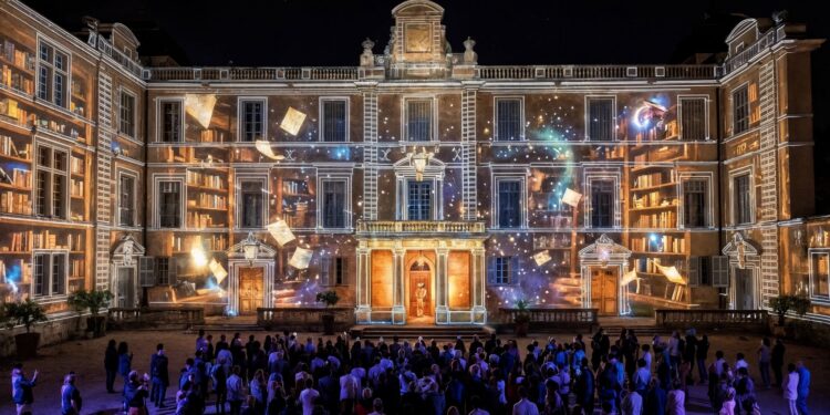 Mapping monumental illuminant la cour d'honneur du Château de Castries lors du week-end Château de Lumières