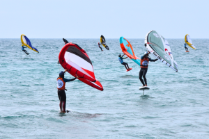 Rider de wingfoil en plein saut lors du Carnon Wingfoil Event à la base de voile de Mauguio Carnon
