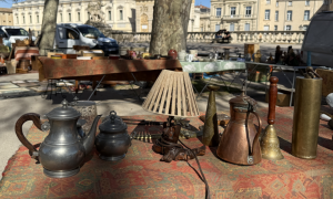 Stands de brocante et d'antiquités installés sous les arbres de la Promenade du Peyrou à Montpellier