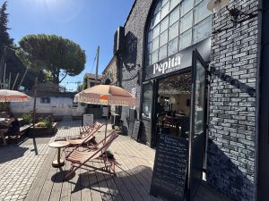 Espace convivial du Pépita Café au Marché du Lez à Montpellier