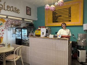 Intérieur chaleureux du coffee shop Coffee Please à Montpellier