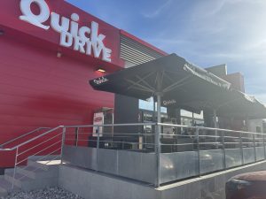 Façade du nouveau restaurant Quick ouvert route de Nîmes au Crès