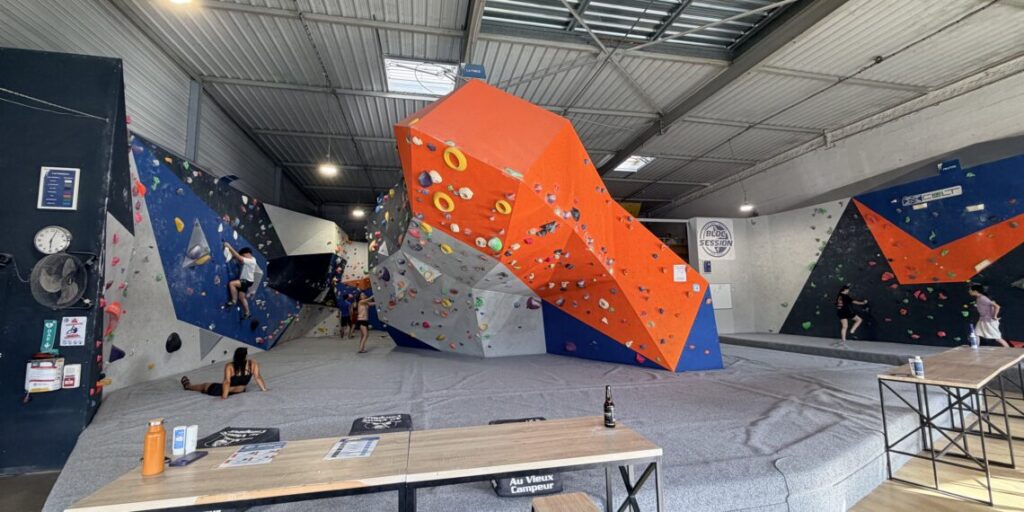 Grimpeur sur un mur d’escalade de bloc à Pérols