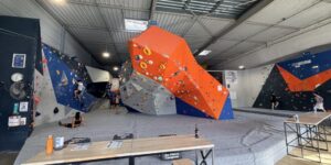 Grimpeur sur un mur d’escalade de bloc à Pérols