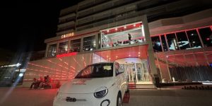 Fiat 500 électrique exposée au Casino Partouche de Palavas-les-Flots pour la tombola de la rentrée