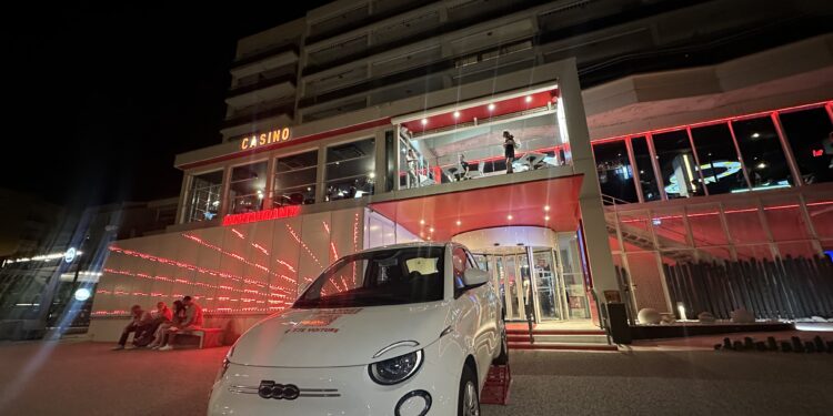 Fiat 500 électrique exposée au Casino Partouche de Palavas-les-Flots pour la tombola de la rentrée