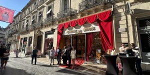 Boîte collector du biscuit l'Écusson de Montpellier aux couleurs de l'Opéra Comédie