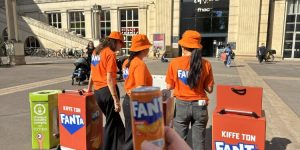 Stand de dégustation gratuite du nouveau Fanta sans sucre devant le centre commercial Le Polygone