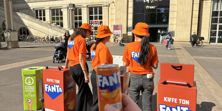 Stand de dégustation gratuite du nouveau Fanta sans sucre devant le centre commercial Le Polygone