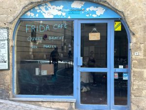 Chat installé dans le salon de thé Le Chat Gourmand à Montpellier