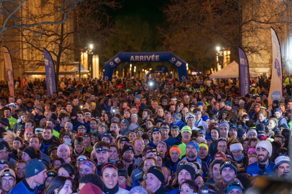 Coureurs s'élançant de nuit dans les rues de Montpellier lors de l'Urban Trail