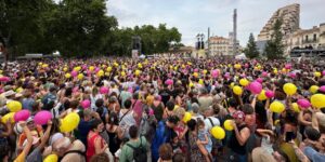 Ambiance festive en soirée dans le centre de Montpellier