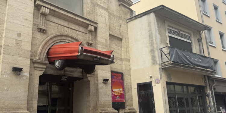 La Cadillac rouge du Rockstore à Montpellier pour les 40 ans de la salle