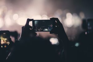 Visiteurs devant des tirages exposés lors du festival de la photographie à Montarnaud