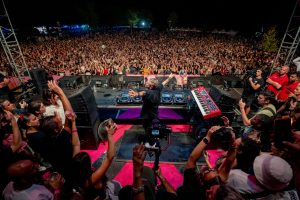 Foule et jeux de lumière sur la scène principale du festival électro Enjooy à Lattes