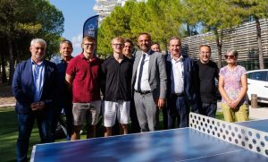 Table de ping-pong en plein air installée au pied de l'Arbre Blanc dans le quartier Richter à Montpellier