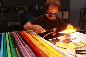 Démonstration de soufflage de verre par un créateur lors de la Biennale du Verre à Claret