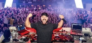 DJ Bens derrière les platines lors d'une soirée étudiante au Zénith Sud de Montpellier