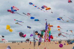 Cerfs-volants géants survolant la plage de Palavas-les-Flots pendant le festival