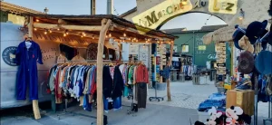 Portants de vêtements vintage proposés lors de la méga friperie du Marché du Lez